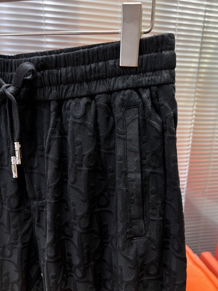 Dior 迪奥满印提花短裤，采用80支双股100%精梳长绒棉，双龙头大提花机，非常非常立体的提花结构，制