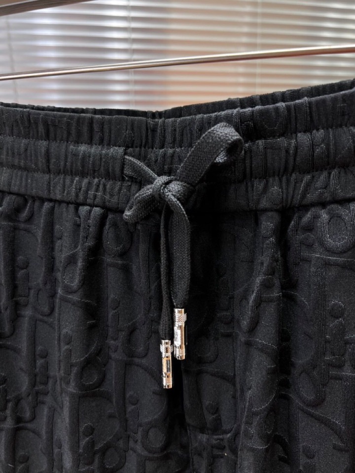 Dior 迪奥满印提花短裤，采用80支双股100%精梳长绒棉，双龙头大提花机，非常非常立体的提花结构，制