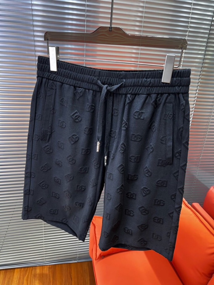 Dolce & Gabbana 杜嘉班纳满印提花短裤，采用80支双股100%精梳长绒棉，双龙头大提花机，