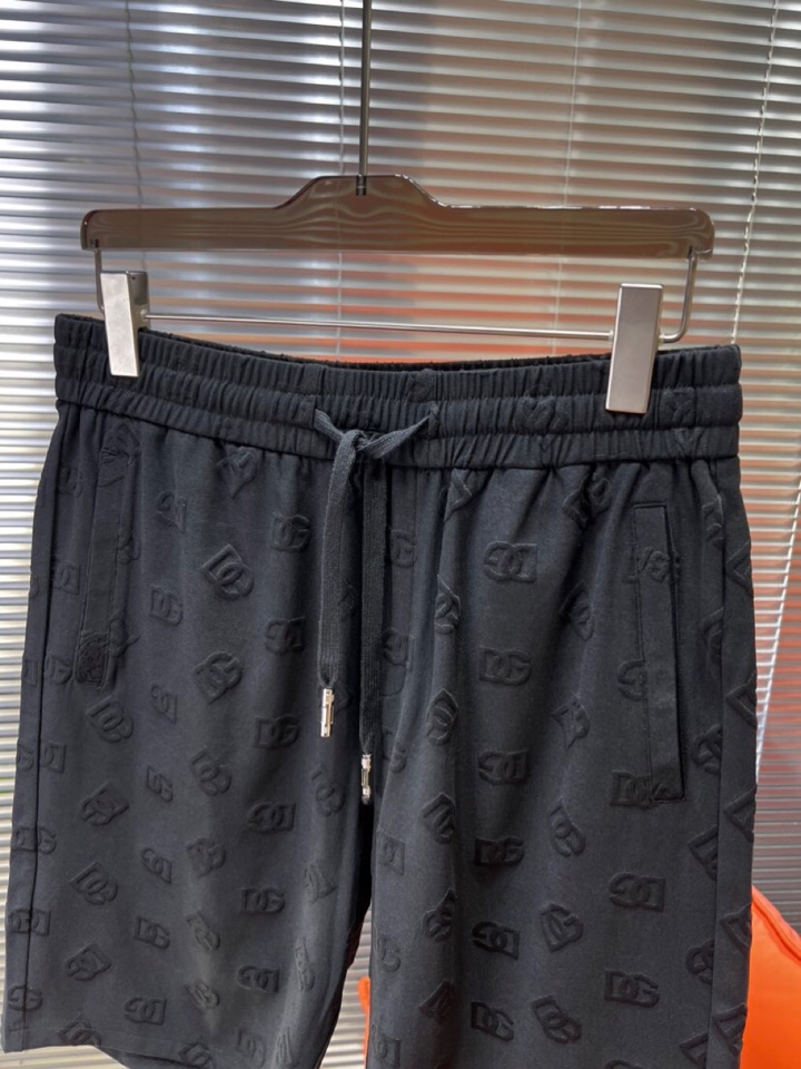 Dolce & Gabbana 杜嘉班纳满印提花短裤，采用80支双股100%精梳长绒棉，双龙头大提花机，