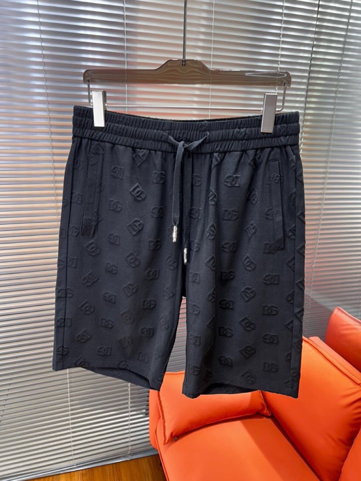 Dolce & Gabbana 杜嘉班纳满印提花短裤，采用80支双股100%精梳长绒棉，双龙头大提花机，