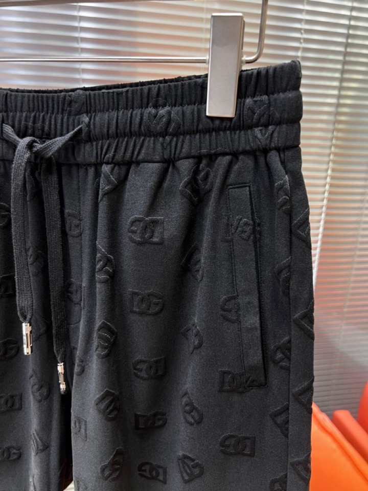 Dolce & Gabbana 杜嘉班纳满印提花短裤，采用80支双股100%精梳长绒棉，双龙头大提花机，