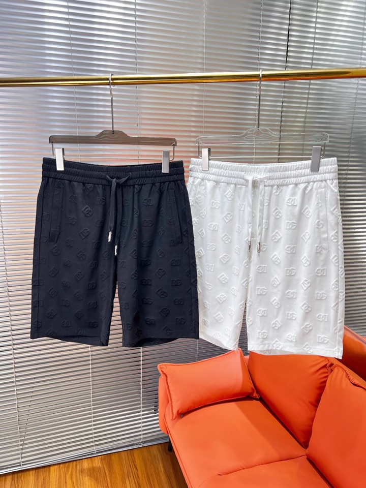 Dolce & Gabbana 杜嘉班纳满印提花短裤，采用80支双股100%精梳长绒棉，双龙头大提花机，