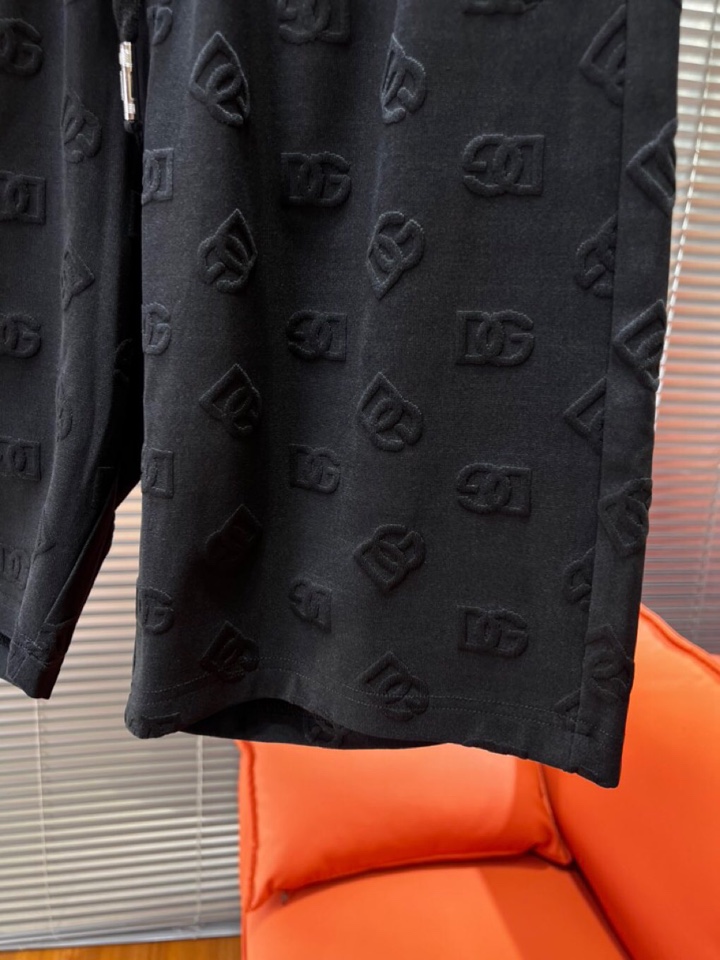 Dolce & Gabbana 杜嘉班纳满印提花短裤，采用80支双股100%精梳长绒棉，双龙头大提花机，