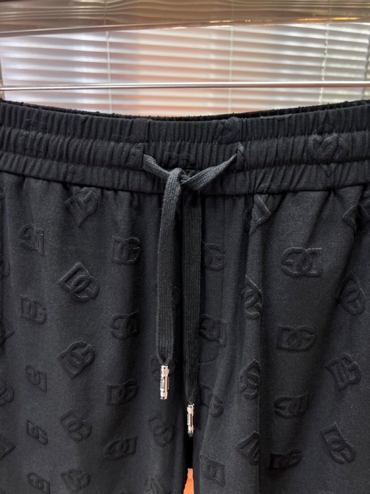 Dolce & Gabbana 杜嘉班纳满印提花短裤，采用80支双股100%精梳长绒棉，双龙头大提花机，