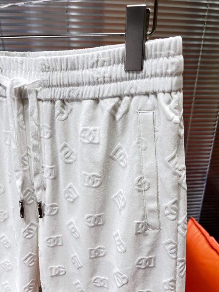 Dolce & Gabbana 杜嘉班纳满印提花短裤，采用80支双股100%精梳长绒棉，双龙头大提花机，