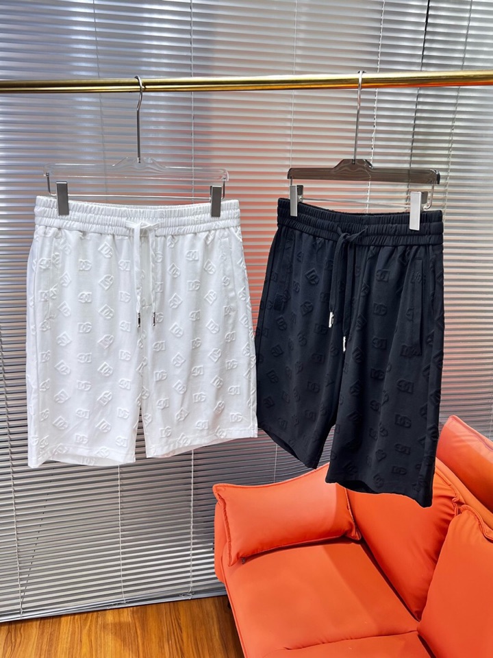 Dolce & Gabbana 杜嘉班纳满印提花短裤，采用80支双股100%精梳长绒棉，双龙头大提花机，