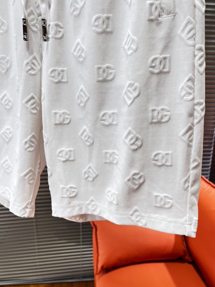 Dolce & Gabbana 杜嘉班纳满印提花短裤，采用80支双股100%精梳长绒棉，双龙头大提花机，