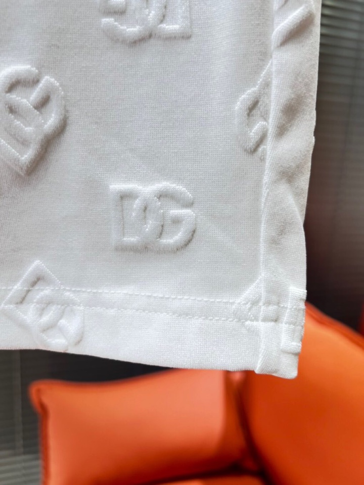 Dolce & Gabbana 杜嘉班纳满印提花短裤，采用80支双股100%精梳长绒棉，双龙头大提花机，