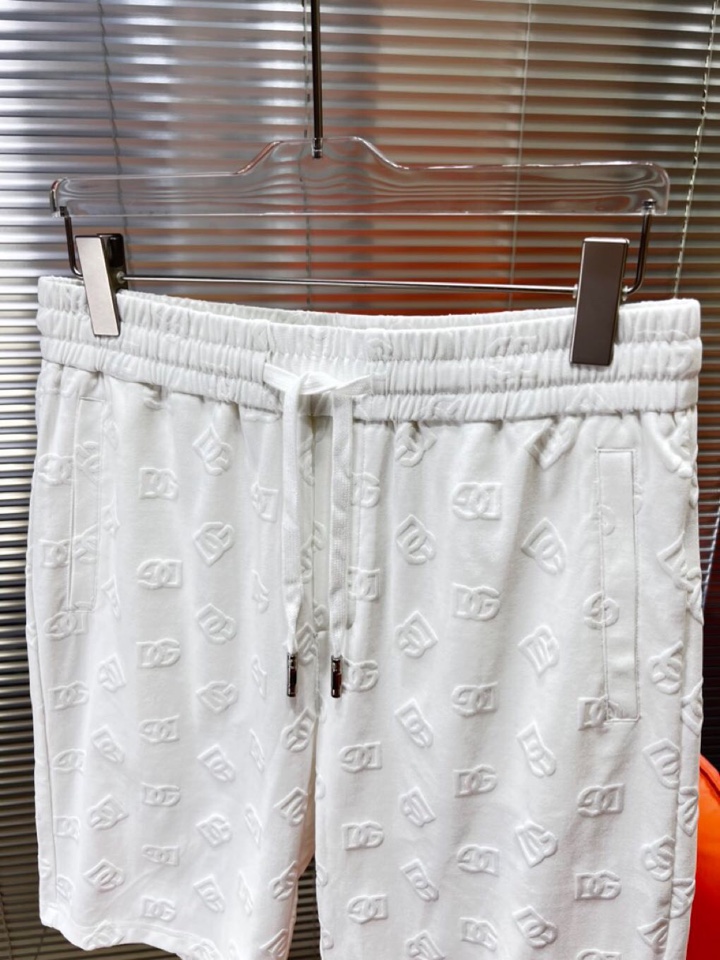 Dolce & Gabbana 杜嘉班纳满印提花短裤，采用80支双股100%精梳长绒棉，双龙头大提花机，