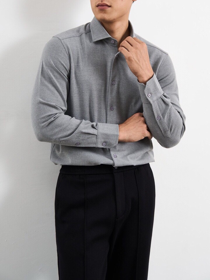 Loro Piana 诺悠翩雅lP🆕 秋冬系列长袖衬衫，260克重仿羊绒斜纹面料。采用聚酯纤维经特殊加工