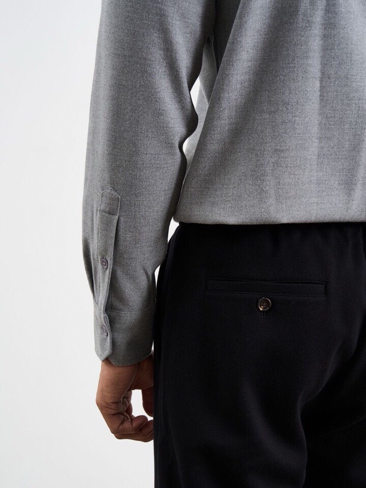 Loro Piana 诺悠翩雅lP🆕 秋冬系列长袖衬衫，260克重仿羊绒斜纹面料。采用聚酯纤维经特殊加工
