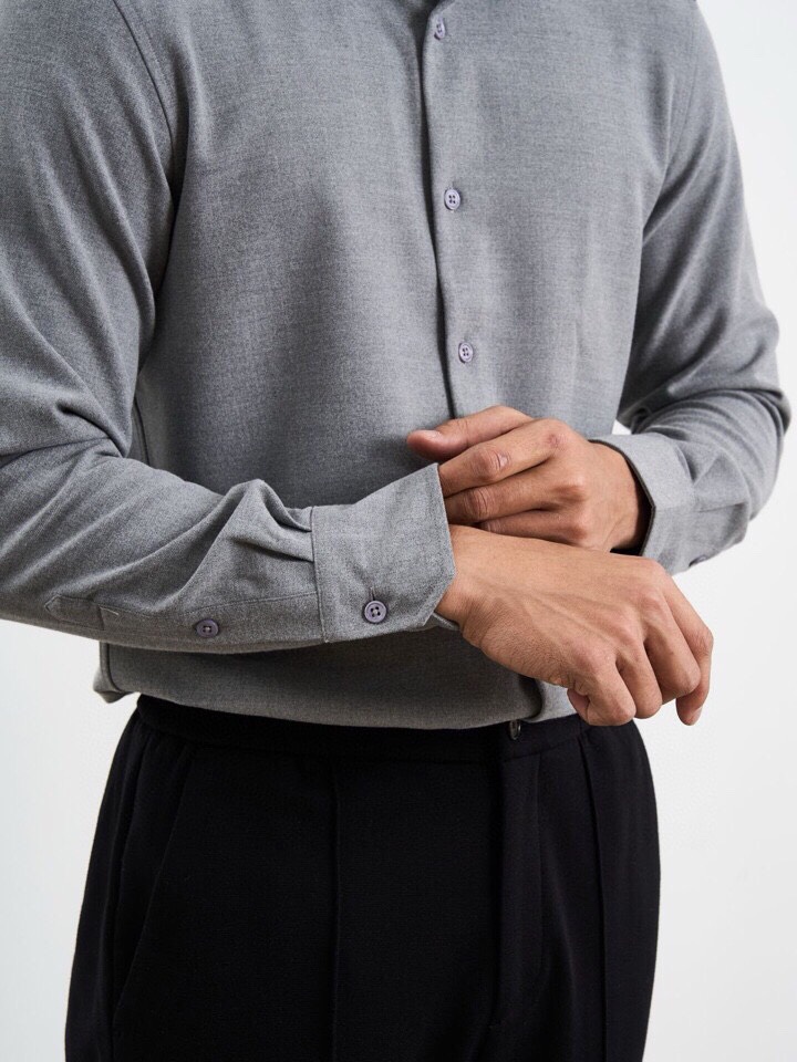 Loro Piana 诺悠翩雅lP🆕 秋冬系列长袖衬衫，260克重仿羊绒斜纹面料。采用聚酯纤维经特殊加工