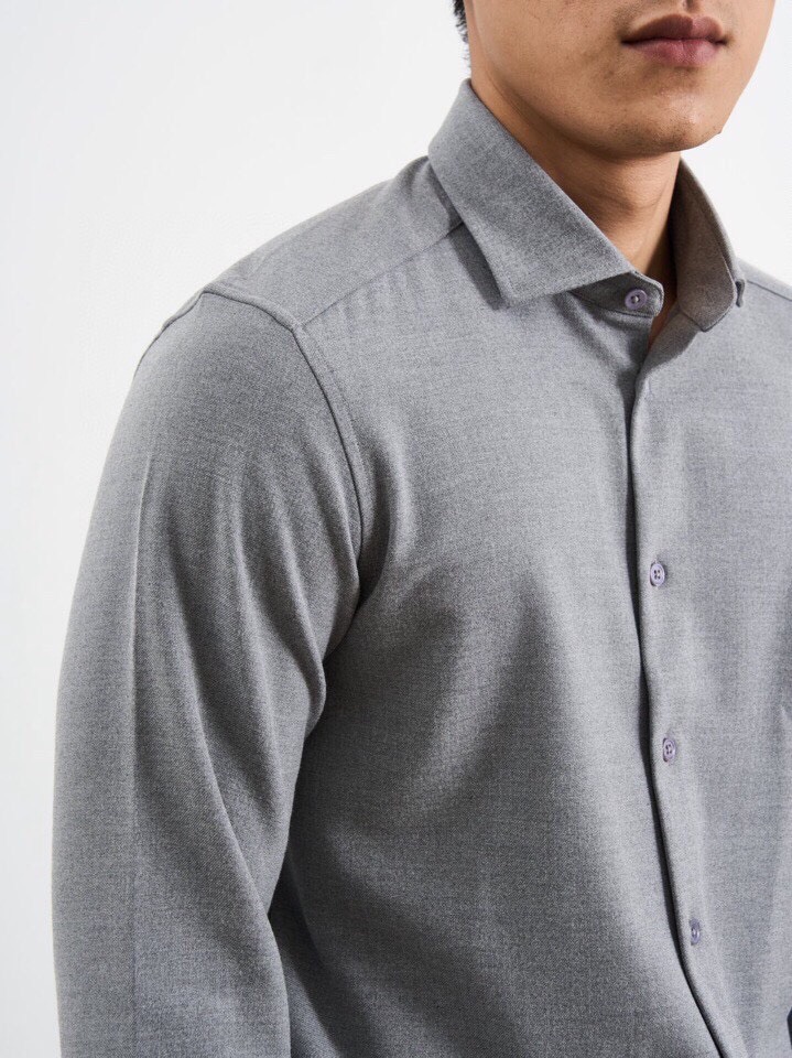 Loro Piana 诺悠翩雅lP🆕 秋冬系列长袖衬衫，260克重仿羊绒斜纹面料。采用聚酯纤维经特殊加工