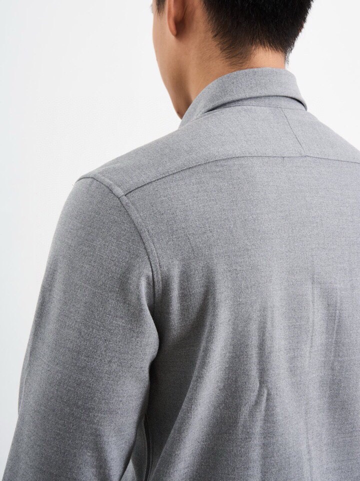 Loro Piana 诺悠翩雅lP🆕 秋冬系列长袖衬衫，260克重仿羊绒斜纹面料。采用聚酯纤维经特殊加工