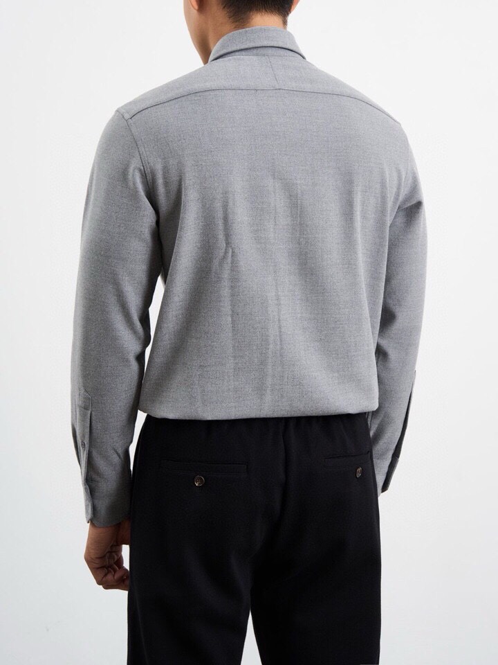 Loro Piana 诺悠翩雅lP🆕 秋冬系列长袖衬衫，260克重仿羊绒斜纹面料。采用聚酯纤维经特殊加工