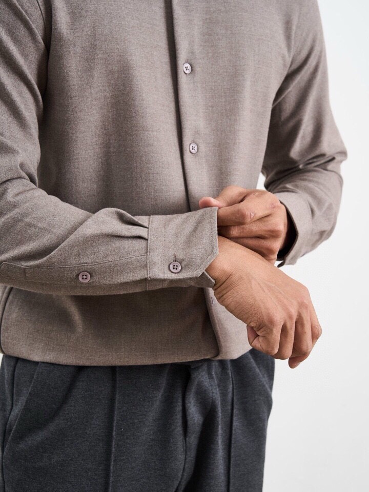 Loro Piana 诺悠翩雅lP🆕 秋冬系列长袖衬衫，260克重仿羊绒斜纹面料。采用聚酯纤维经特殊加工