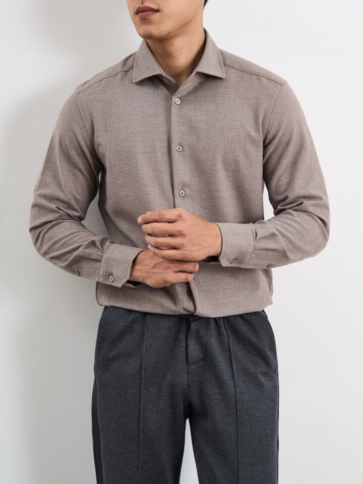 Loro Piana 诺悠翩雅lP🆕 秋冬系列长袖衬衫，260克重仿羊绒斜纹面料。采用聚酯纤维经特殊加工