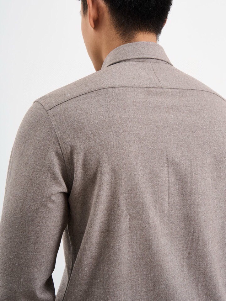 Loro Piana 诺悠翩雅lP🆕 秋冬系列长袖衬衫，260克重仿羊绒斜纹面料。采用聚酯纤维经特殊加工
