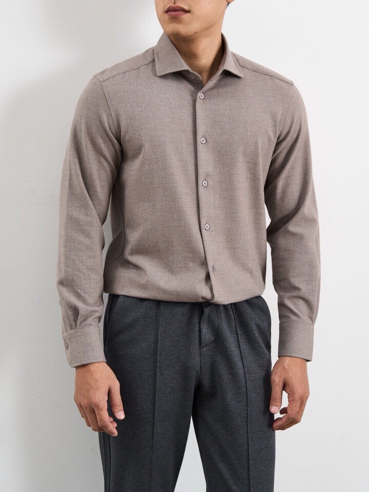 Loro Piana 诺悠翩雅lP🆕 秋冬系列长袖衬衫，260克重仿羊绒斜纹面料。采用聚酯纤维经特殊加工