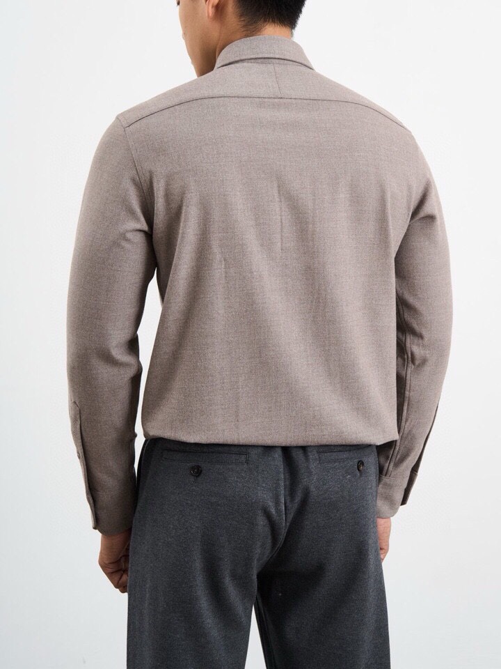 Loro Piana 诺悠翩雅lP🆕 秋冬系列长袖衬衫，260克重仿羊绒斜纹面料。采用聚酯纤维经特殊加工