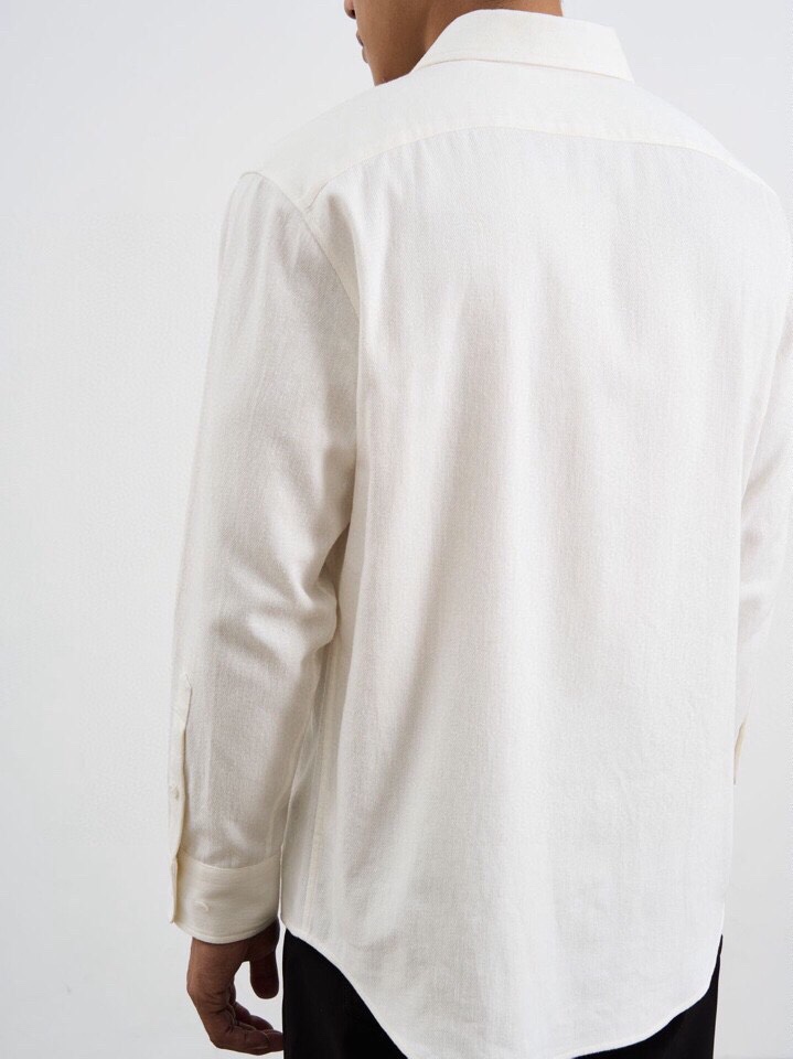 Loro Piana 诺悠翩雅lP🆕 秋冬慵懒老钱风格调同款系列长袖衬衫，220克重，麻棉斜纹材质。长绒