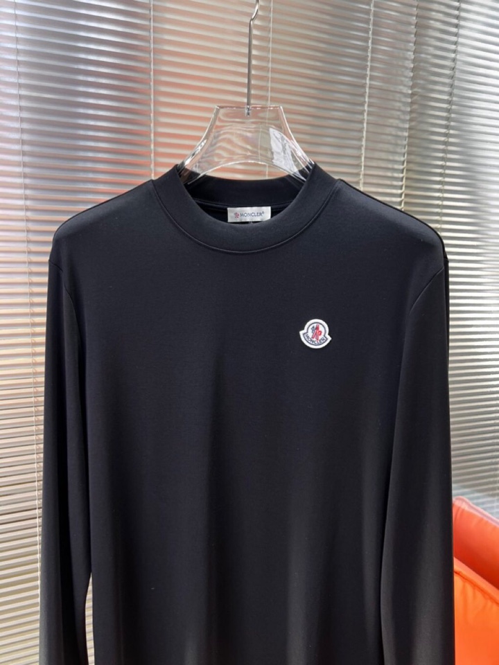 Moncler 蒙口秋冬新品圆领长袖T恤，胸前品牌小logo点缀，面料采用高密度新疆长绒棉+氨纶面料，细