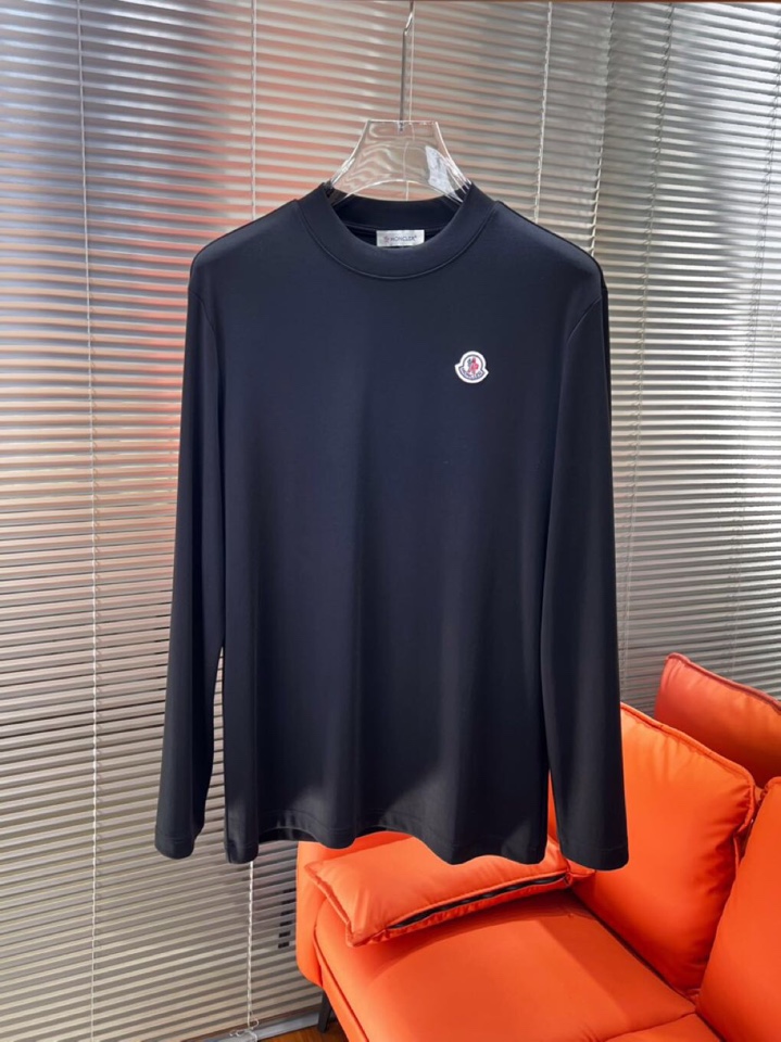 Moncler 蒙口秋冬新品圆领长袖T恤，胸前品牌小logo点缀，面料采用高密度新疆长绒棉+氨纶面料，细