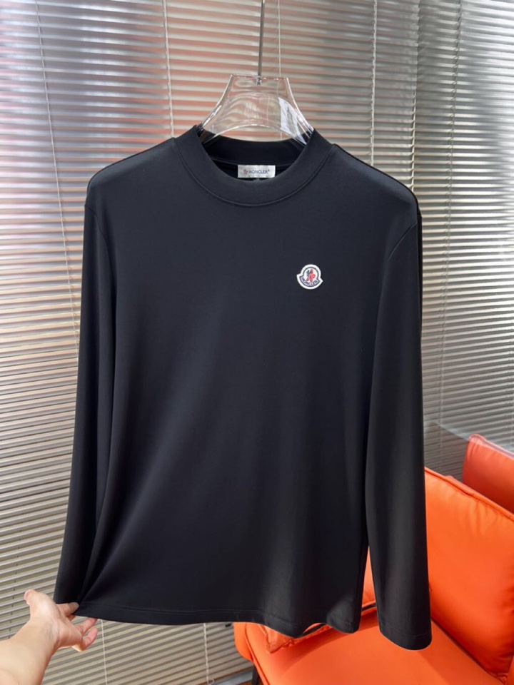 Moncler 蒙口秋冬新品圆领长袖T恤，胸前品牌小logo点缀，面料采用高密度新疆长绒棉+氨纶面料，细