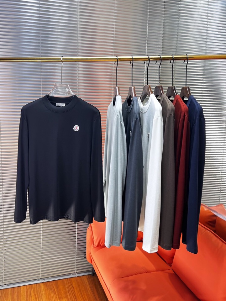 Moncler 蒙口秋冬新品圆领长袖T恤，胸前品牌小logo点缀，面料采用高密度新疆长绒棉+氨纶面料，细