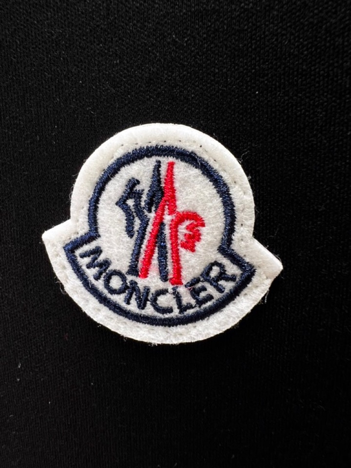 Moncler 蒙口秋冬新品圆领长袖T恤，胸前品牌小logo点缀，面料采用高密度新疆长绒棉+氨纶面料，细
