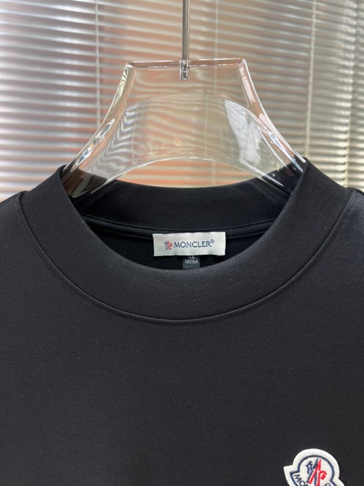 Moncler 蒙口秋冬新品圆领长袖T恤，胸前品牌小logo点缀，面料采用高密度新疆长绒棉+氨纶面料，细