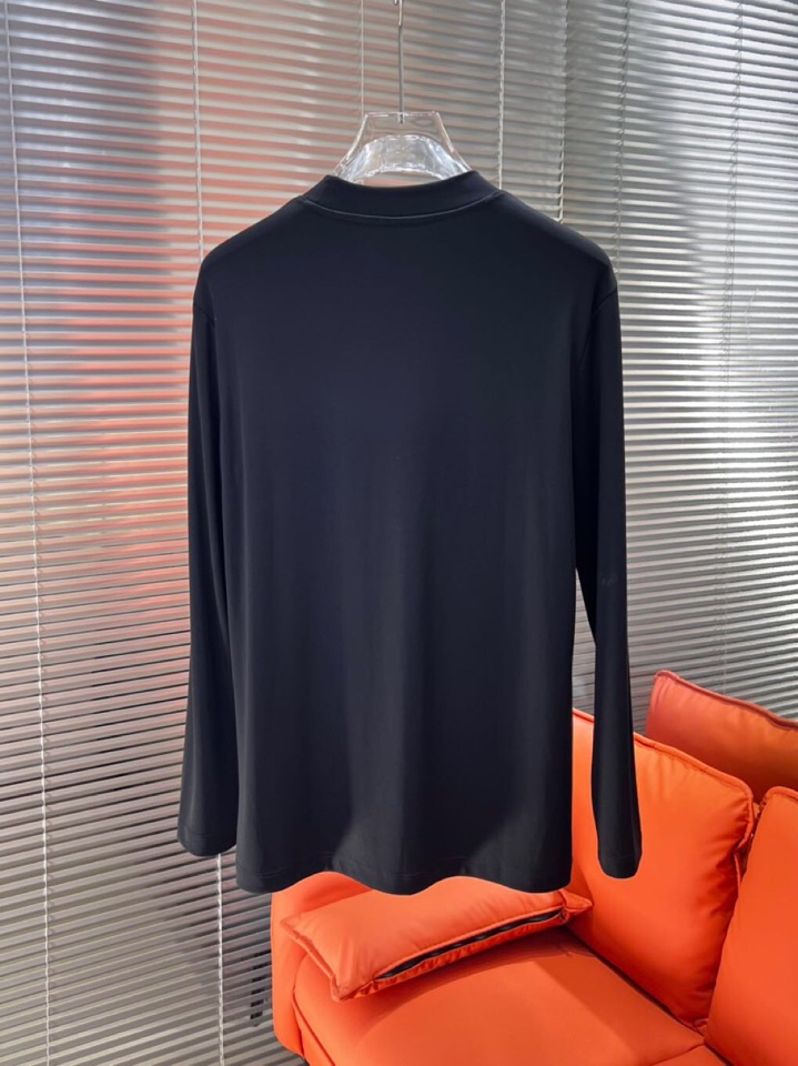 Moncler 蒙口秋冬新品圆领长袖T恤，胸前品牌小logo点缀，面料采用高密度新疆长绒棉+氨纶面料，细