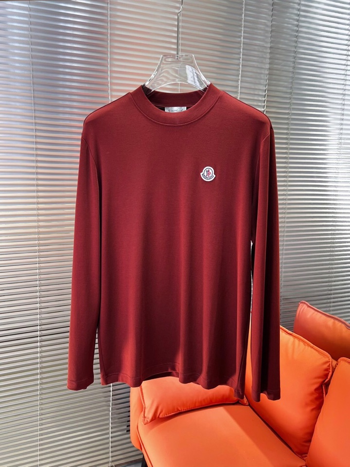 Moncler 蒙口秋冬新品圆领长袖T恤，胸前品牌小logo点缀，面料采用高密度新疆长绒棉+氨纶面料，细