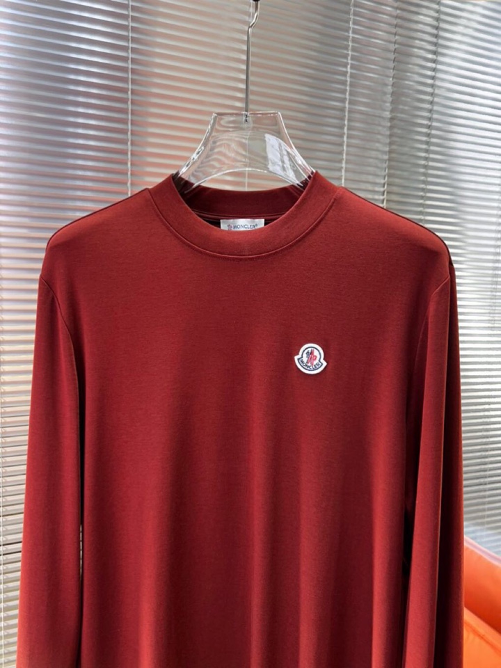 Moncler 蒙口秋冬新品圆领长袖T恤，胸前品牌小logo点缀，面料采用高密度新疆长绒棉+氨纶面料，细
