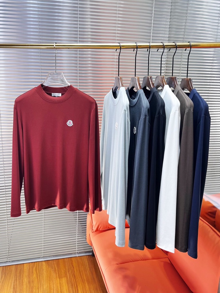 Moncler 蒙口秋冬新品圆领长袖T恤，胸前品牌小logo点缀，面料采用高密度新疆长绒棉+氨纶面料，细