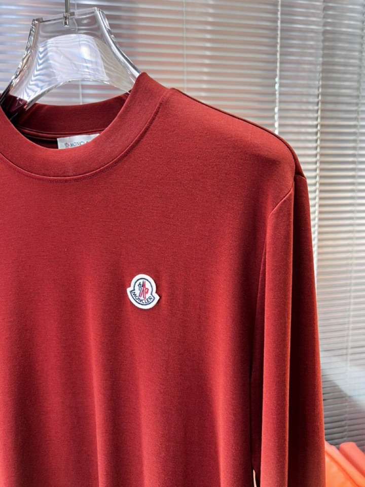 Moncler 蒙口秋冬新品圆领长袖T恤，胸前品牌小logo点缀，面料采用高密度新疆长绒棉+氨纶面料，细