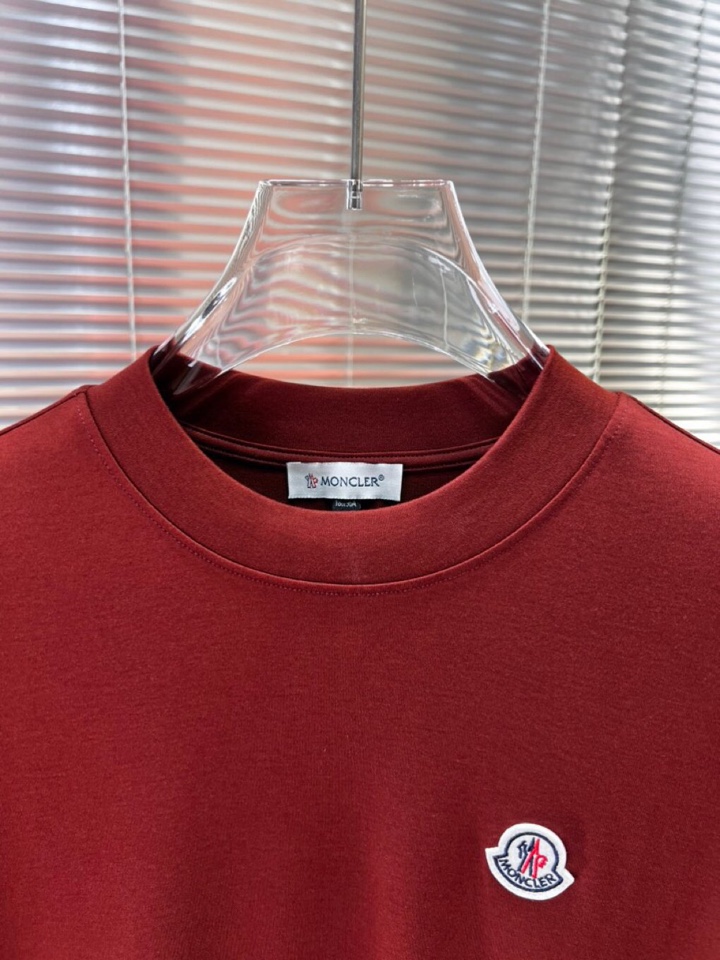 Moncler 蒙口秋冬新品圆领长袖T恤，胸前品牌小logo点缀，面料采用高密度新疆长绒棉+氨纶面料，细