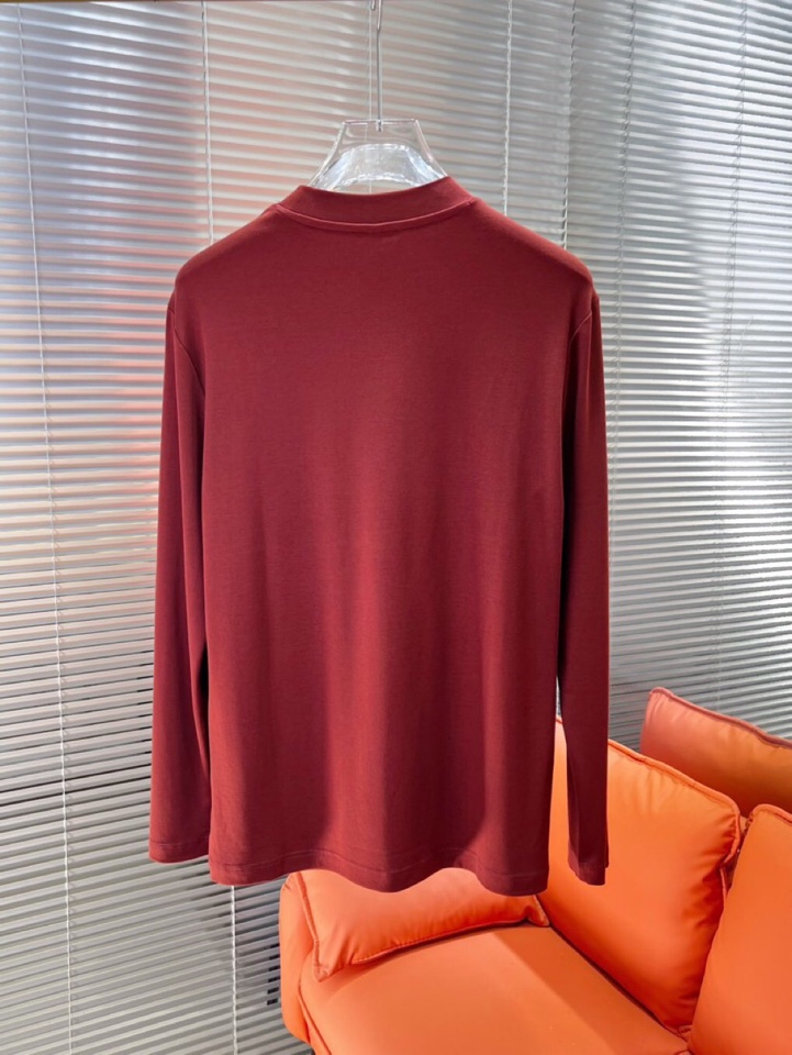Moncler 蒙口秋冬新品圆领长袖T恤，胸前品牌小logo点缀，面料采用高密度新疆长绒棉+氨纶面料，细