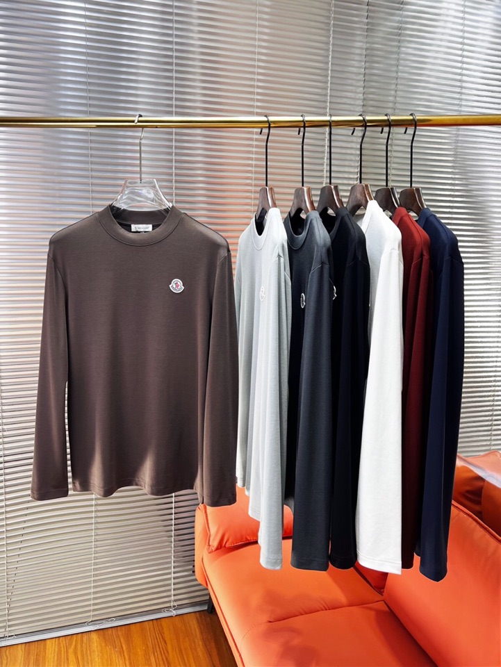 Moncler 蒙口秋冬新品圆领长袖T恤，胸前品牌小logo点缀，面料采用高密度新疆长绒棉+氨纶面料，细