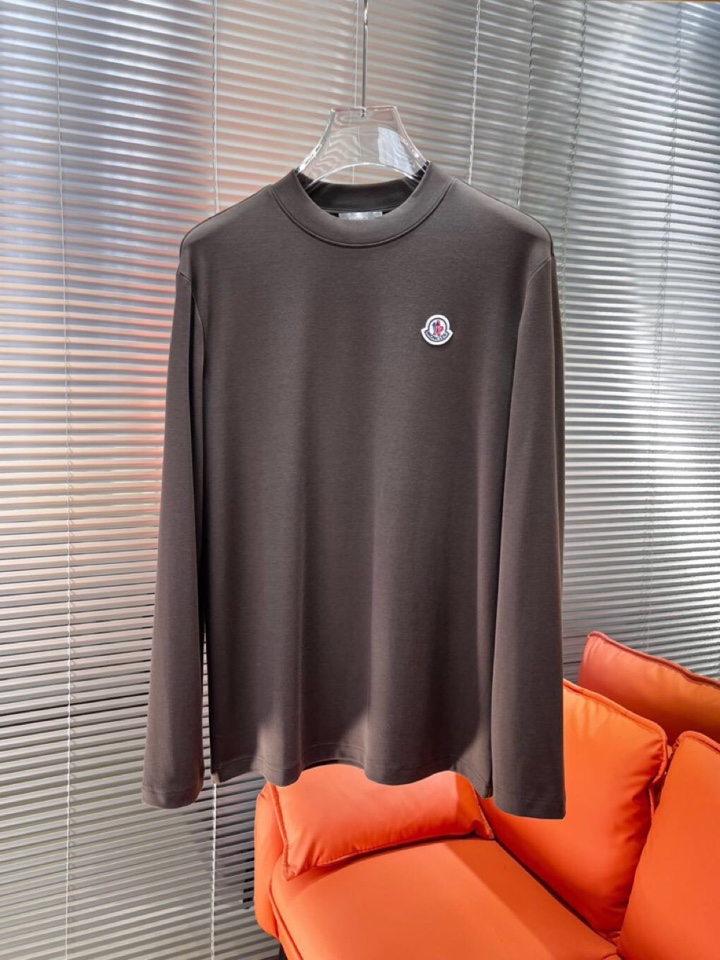 Moncler 蒙口秋冬新品圆领长袖T恤，胸前品牌小logo点缀，面料采用高密度新疆长绒棉+氨纶面料，细