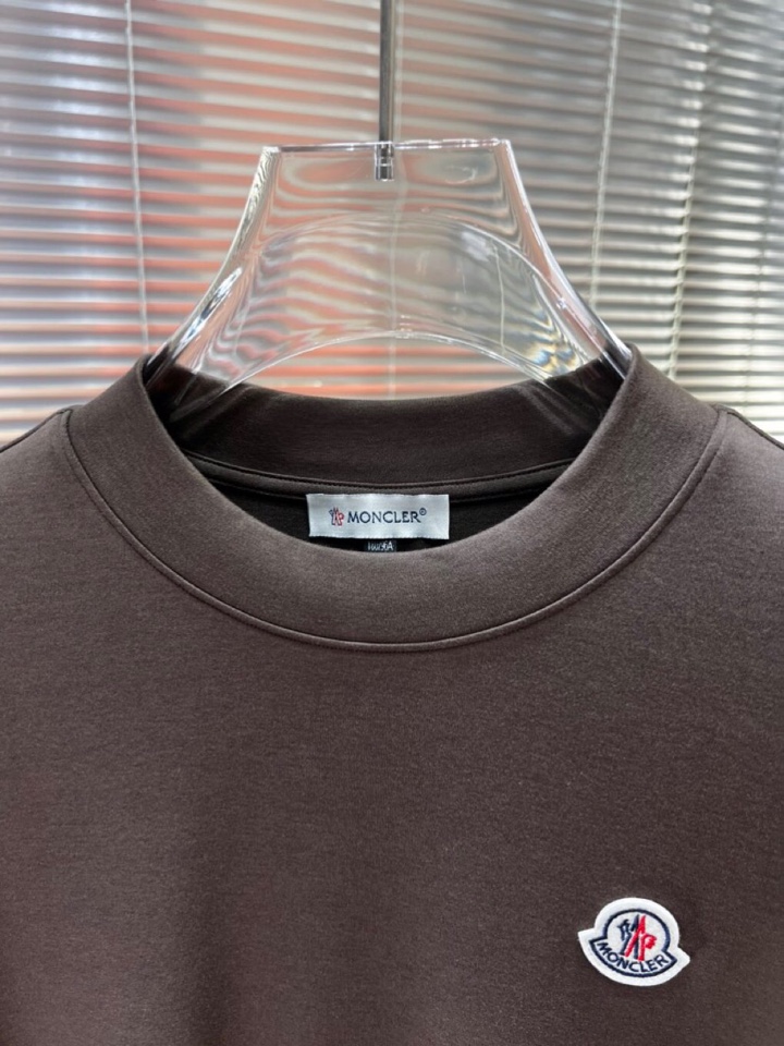 Moncler 蒙口秋冬新品圆领长袖T恤，胸前品牌小logo点缀，面料采用高密度新疆长绒棉+氨纶面料，细