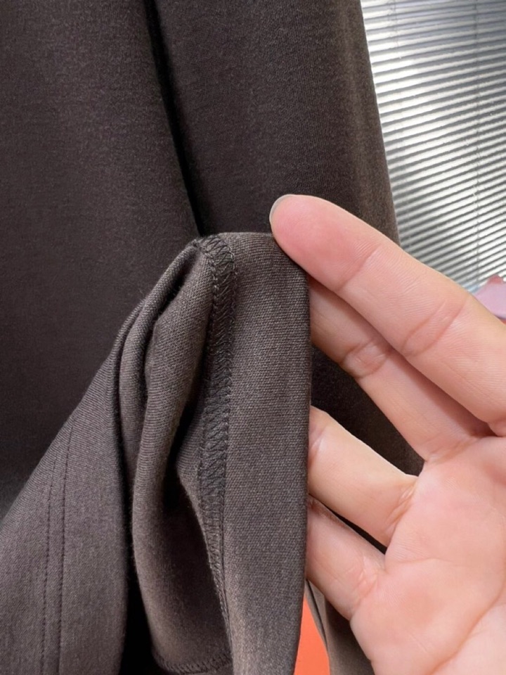 Moncler 蒙口秋冬新品圆领长袖T恤，胸前品牌小logo点缀，面料采用高密度新疆长绒棉+氨纶面料，细