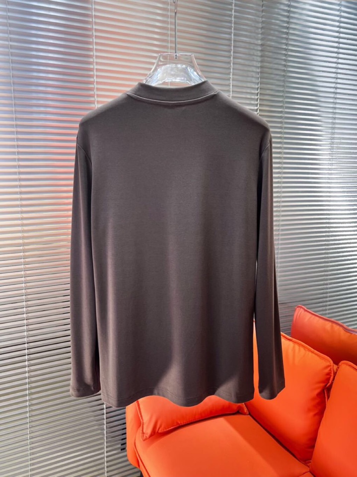 Moncler 蒙口秋冬新品圆领长袖T恤，胸前品牌小logo点缀，面料采用高密度新疆长绒棉+氨纶面料，细