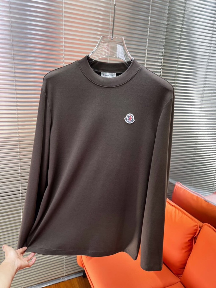 Moncler 蒙口秋冬新品圆领长袖T恤，胸前品牌小logo点缀，面料采用高密度新疆长绒棉+氨纶面料，细