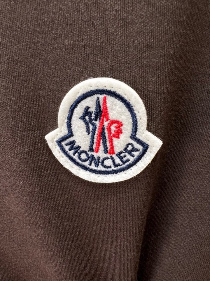 Moncler 蒙口秋冬新品圆领长袖T恤，胸前品牌小logo点缀，面料采用高密度新疆长绒棉+氨纶面料，细