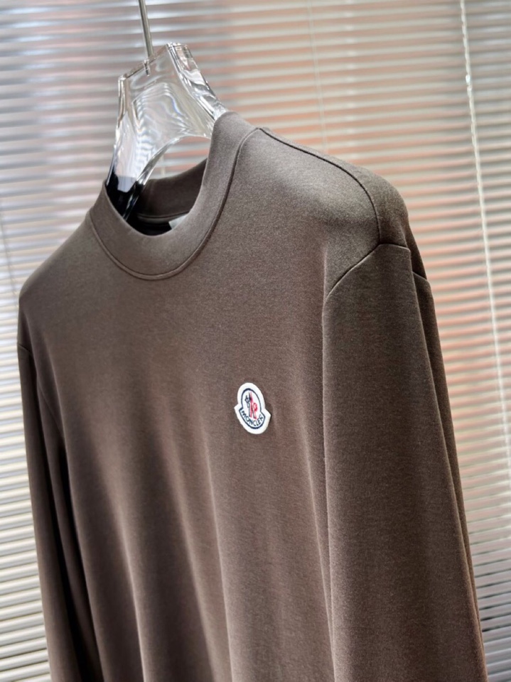 Moncler 蒙口秋冬新品圆领长袖T恤，胸前品牌小logo点缀，面料采用高密度新疆长绒棉+氨纶面料，细