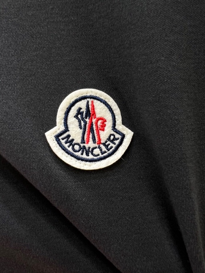 Moncler 蒙口秋冬新品圆领长袖T恤，胸前品牌小logo点缀，面料采用高密度新疆长绒棉+氨纶面料，细