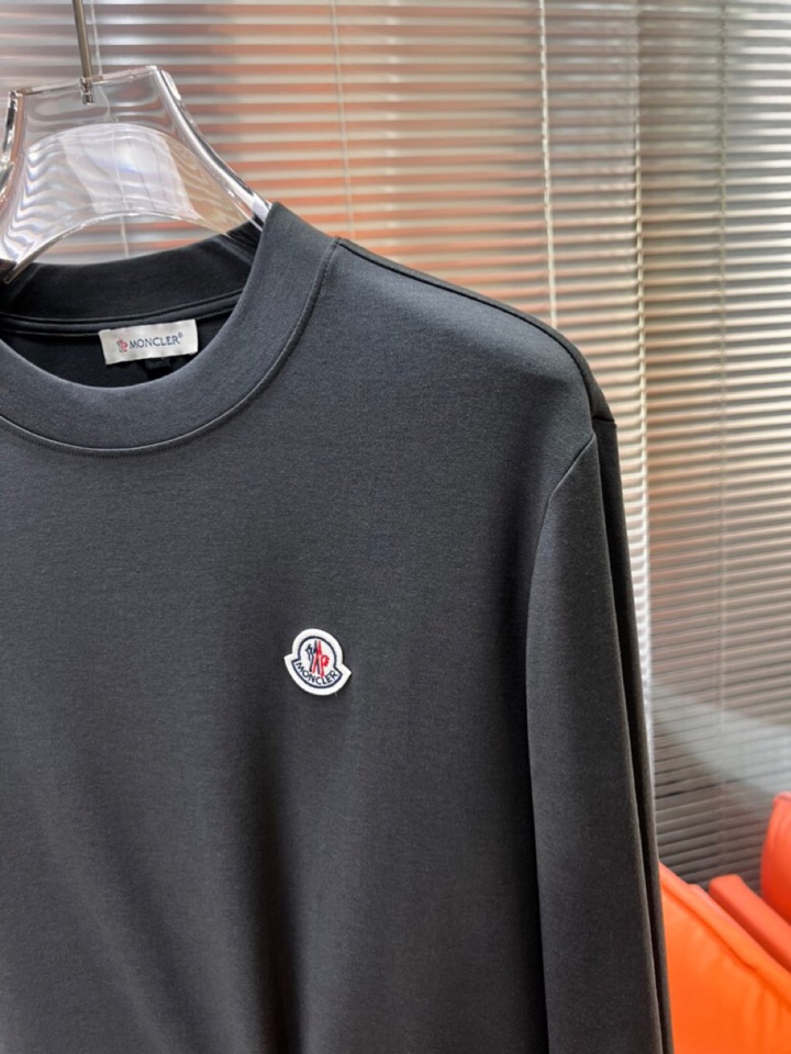 Moncler 蒙口秋冬新品圆领长袖T恤，胸前品牌小logo点缀，面料采用高密度新疆长绒棉+氨纶面料，细