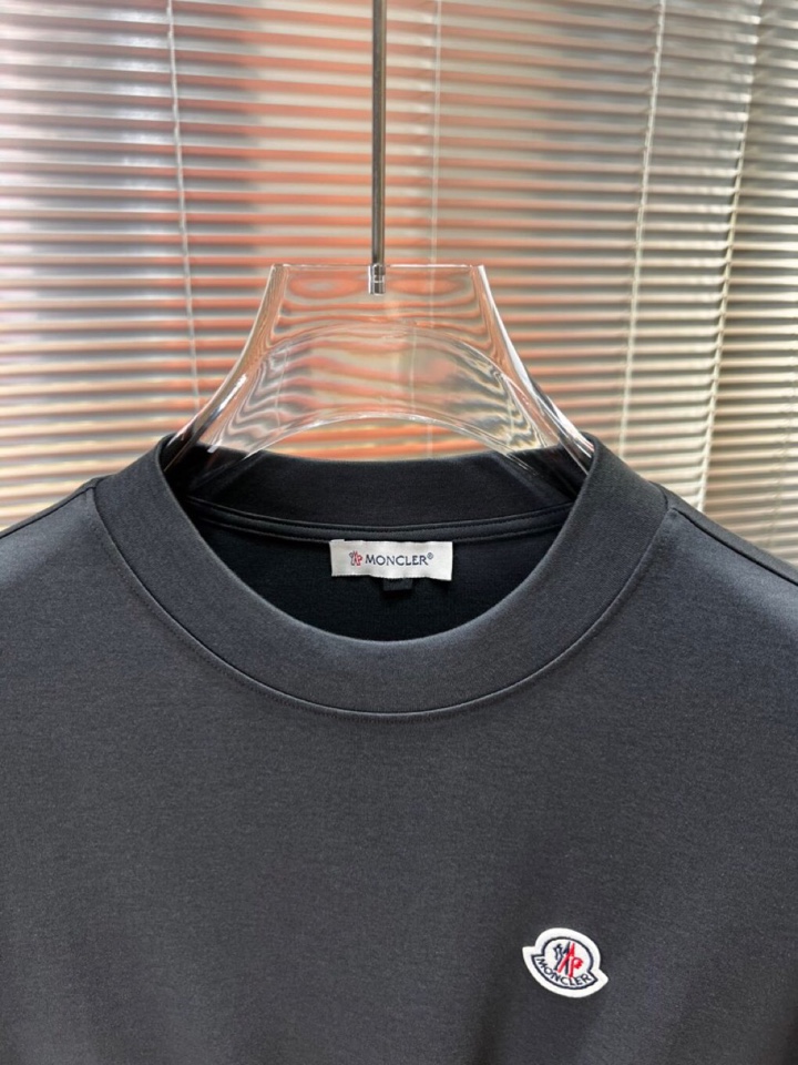 Moncler 蒙口秋冬新品圆领长袖T恤，胸前品牌小logo点缀，面料采用高密度新疆长绒棉+氨纶面料，细